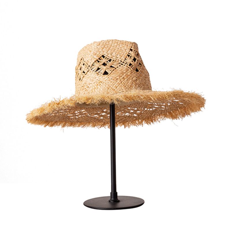 Dominae raffia palea fedora sole proni in Sinis facta